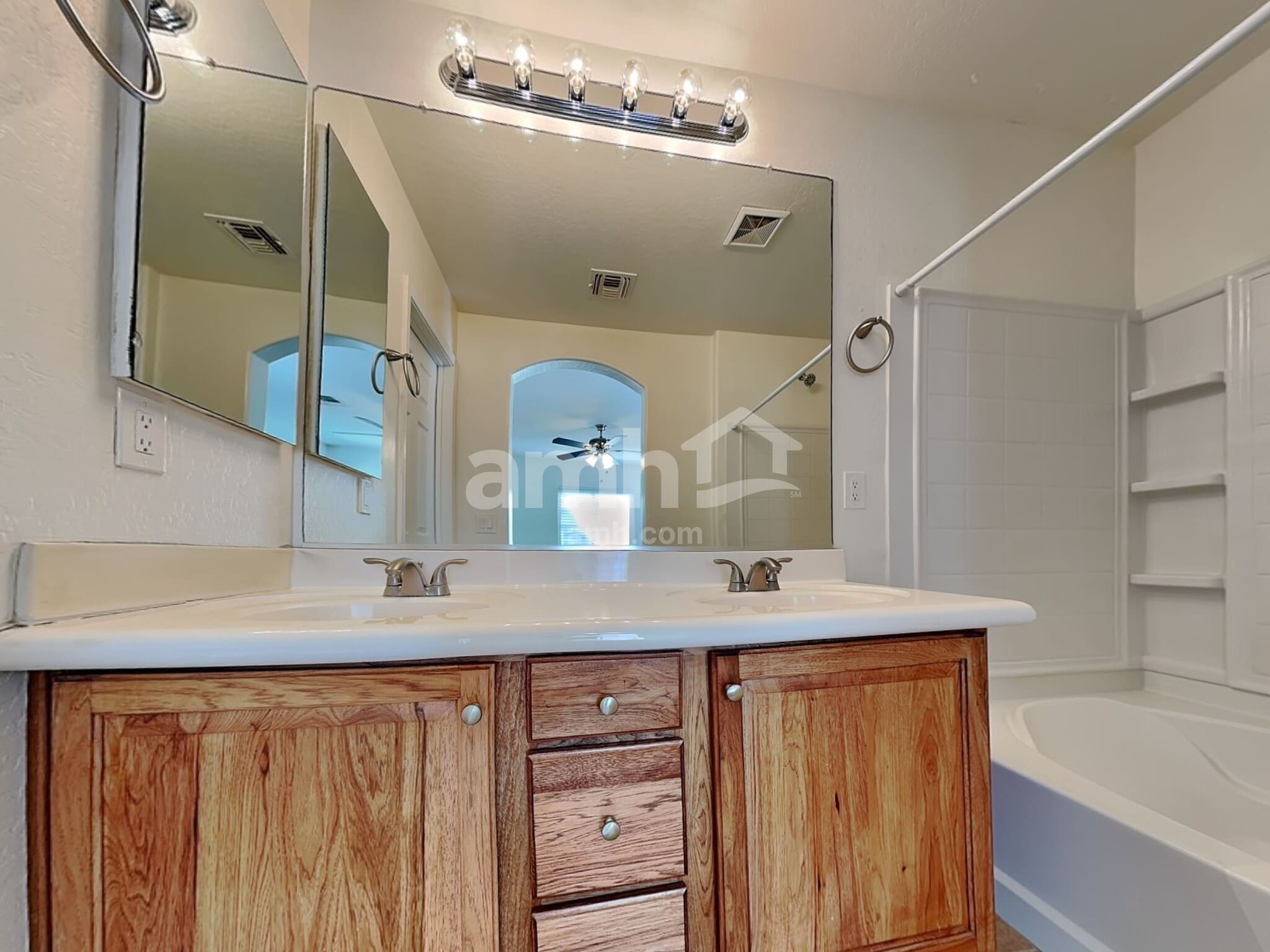 Building Photo - 4647 E Laurel Ave