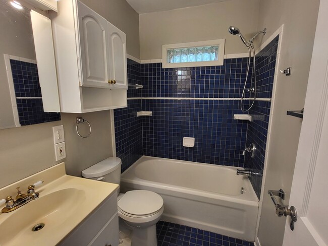 Building Photo - Cute 2 bedroom, 1 bathroom house located n...