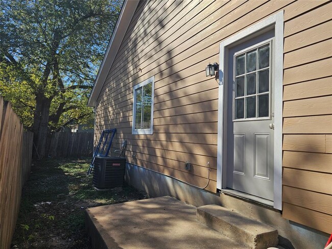 Building Photo - 1305 Bonnie Brae St