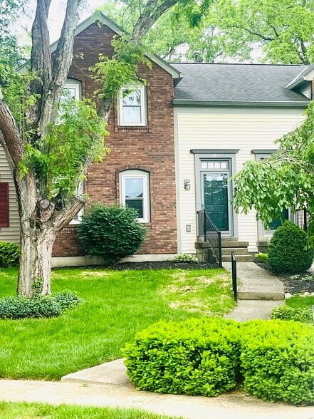 Well maintained front view of condo - 141 Charleston Dr