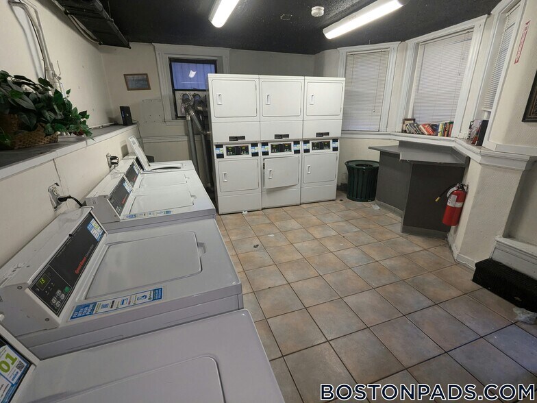 Building Photo - 6 Barrows St