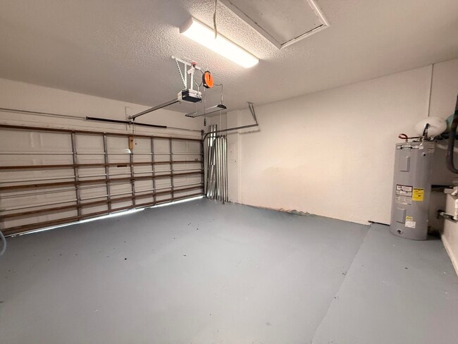 Building Photo - 12077 Pointe Cir