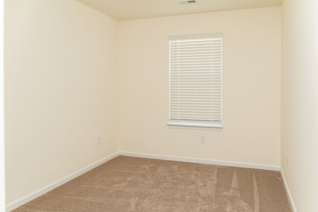 Building Photo - Move In Ready!!