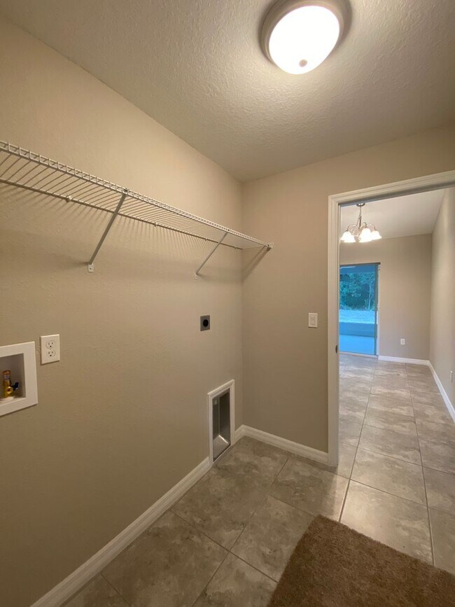 Building Photo - Custom Home - Desirable SW Ocala neighborhood 3/2/2 ** Wont Last**