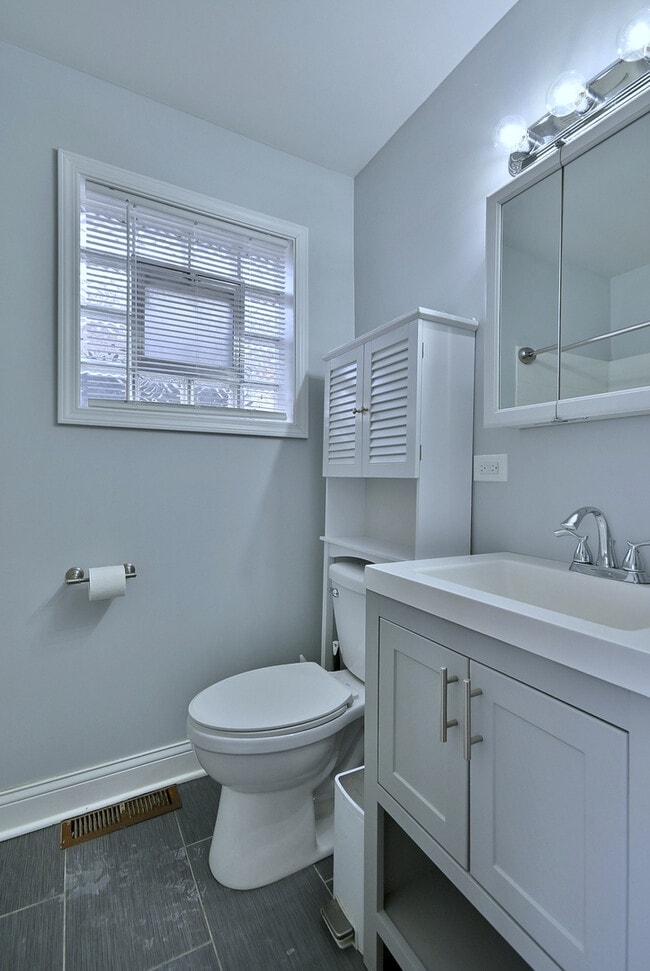 Building Photo - 7103 W Devon Ave