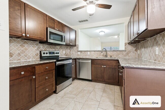 Building Photo - Updated North Dallas Townhome | 2 Pools | Clubhouse | Richardson ISD | Private Backyard