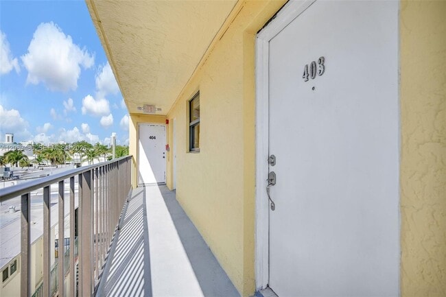 Building Photo - 1334 Collins Ave
