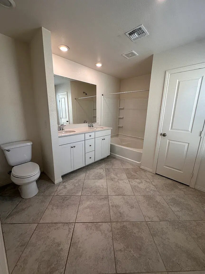 Building Photo - 3270 Trabia Ave