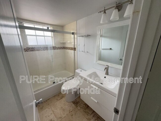 Building Photo - 454 Fairways Cir