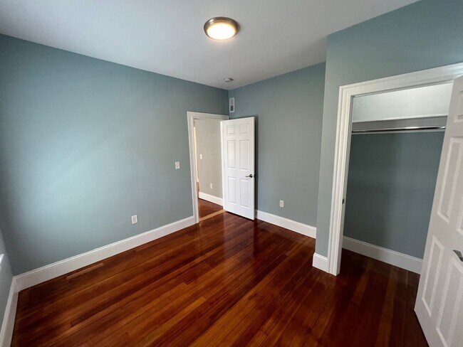 Building Photo - Renovated 4 bed 2 baths in Somerville.... Don't miss out!