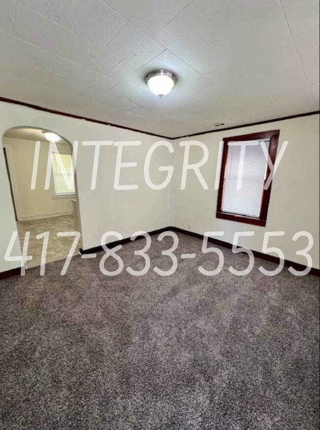 Building Photo - 1631 E 8th St N