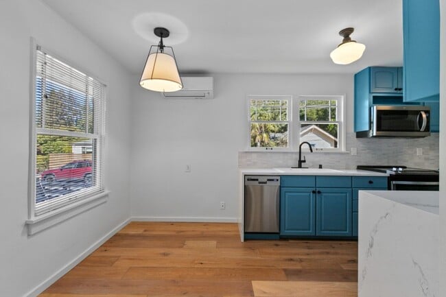 Building Photo - 2Bd/1Ba Seattle Duplex