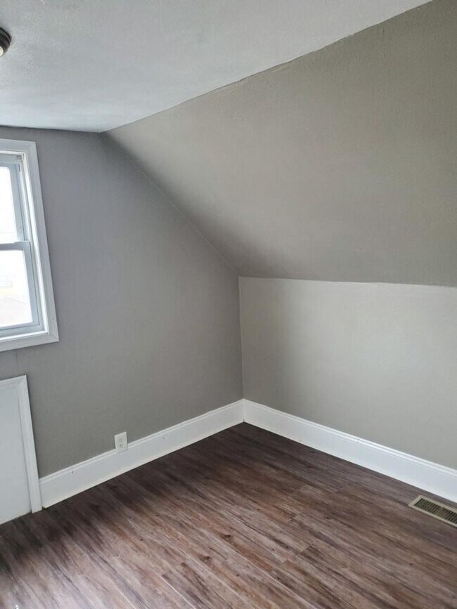 Building Photo - Close to the Park Cute 3-bedroom Home