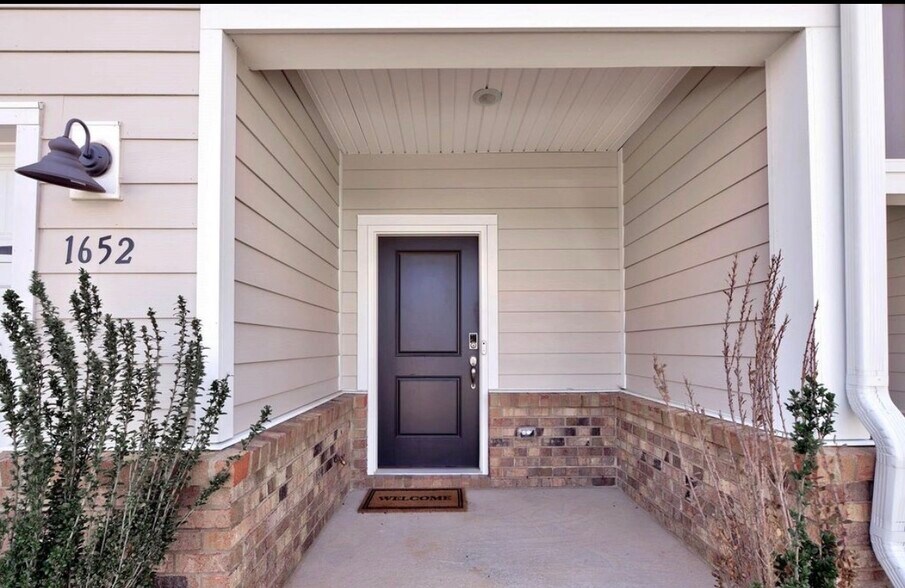 Building Photo - 1652 Village Grove Ln