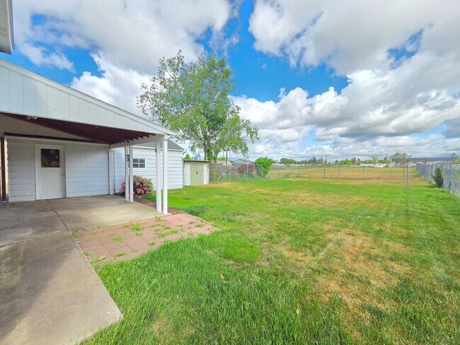 Building Photo - $1,725 - 2 Bed / 1 Bath Charming Home in Spokane Valley