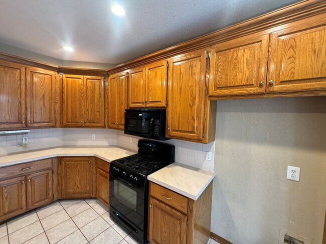 Building Photo - 4-bedroom 2 bath home in Kingsbrook, lots of storage, 2 dining areas and stand-up storm shelter! ...