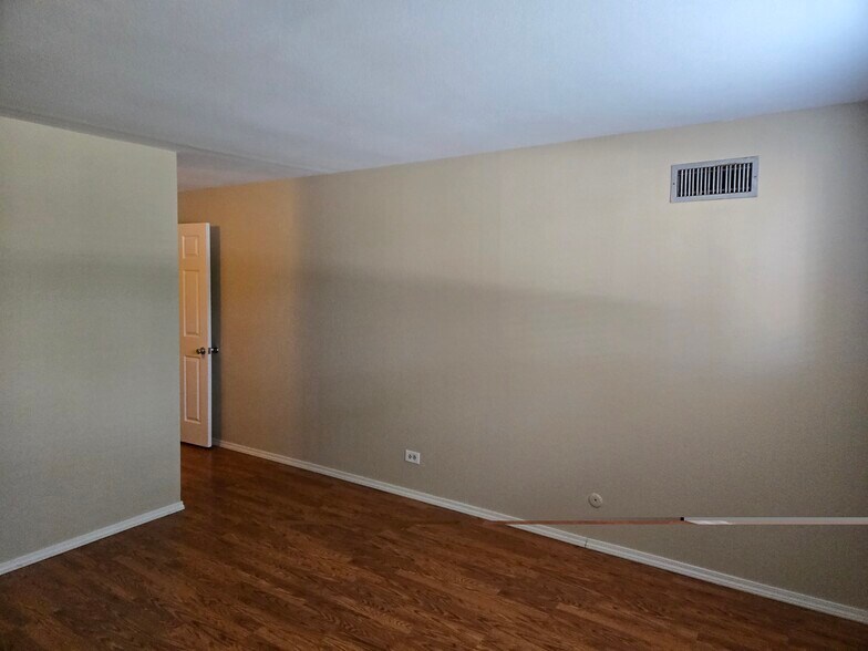 Building Photo - 2325 S Linden Ct
