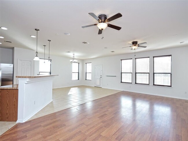 Building Photo - 501 Willow Walk Dr