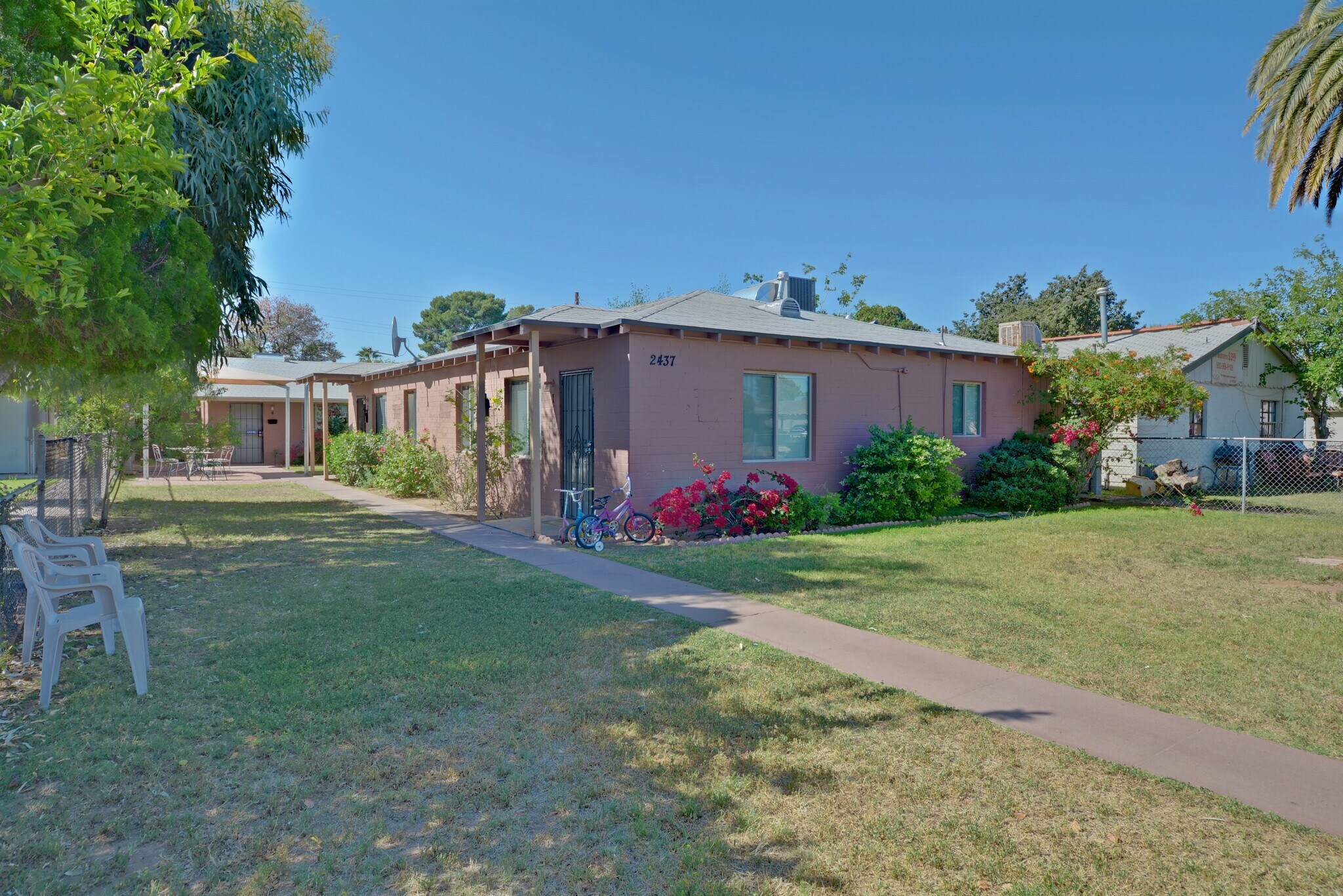 Building Photo - 2437 E Clarendon Ave