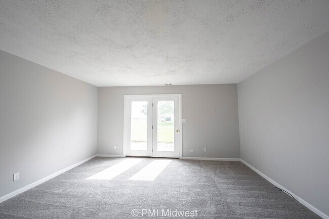 Building Photo - "Charming 2-Bed Townhouse Retreat on Progr...