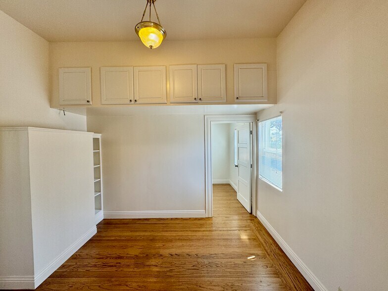 Room 2 w/ built in book shelves and lots of storage - 1910 Union St