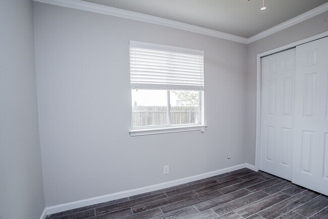 Building Photo - Charming 3/BR 2/BA One-Story Home with Gar...