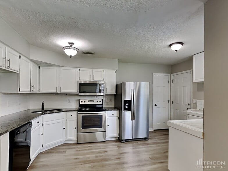 Building Photo - 13131 Leatherleaf Dr S