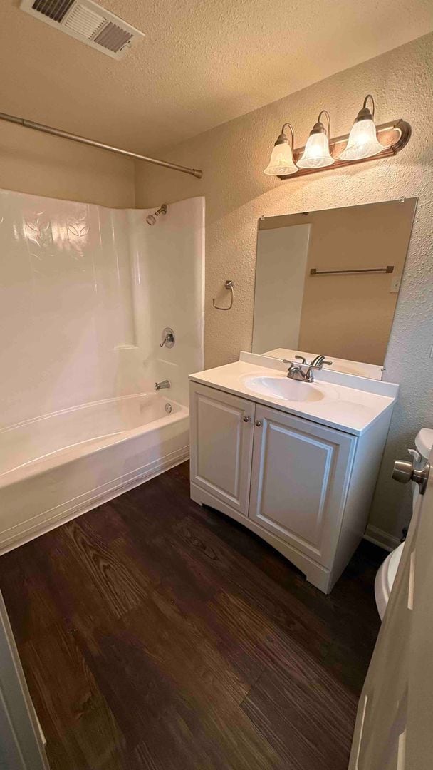 Building Photo - 4 Bedroom/2 Bath Home- Walking distance to...