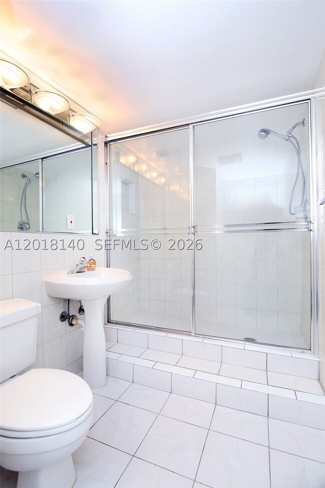 Building Photo - 2555 Collins Ave