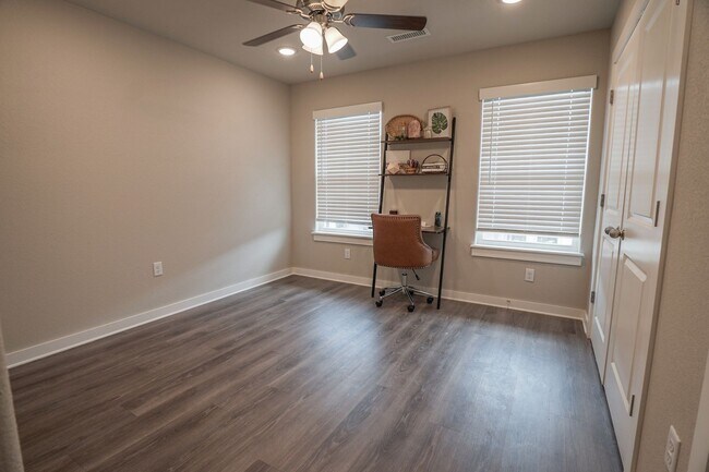 Building Photo - 753 N Honey Locust Bnd