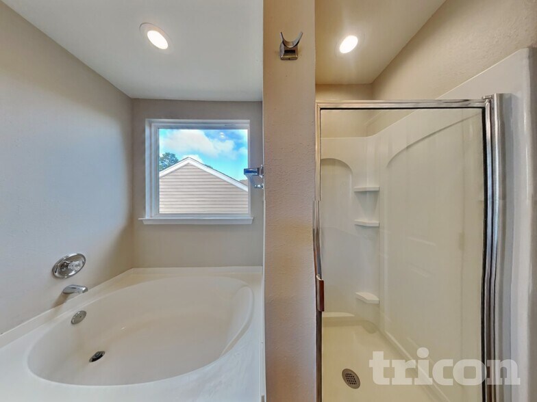 Building Photo - 1129 Hawick Dr