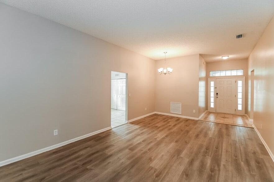 Building Photo - 2621 Fernleaf Dr