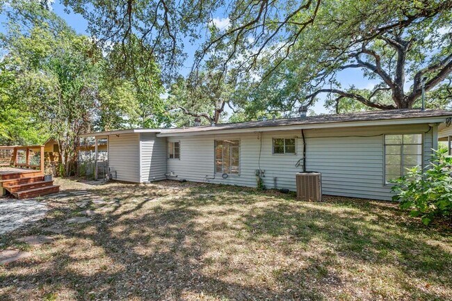 Building Photo - 1207 Southwood Rd