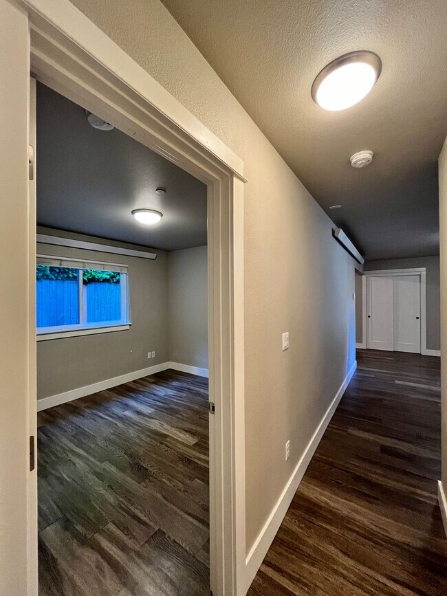Building Photo - Large 3 Bedroom 2 Bathroom! In-Unit Washer...