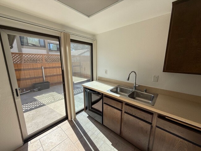 Building Photo - Remodeled 2-Bedroom Townhome in Tierrasant...