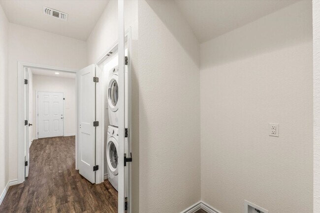 Building Photo - 1402 Courtney Pl