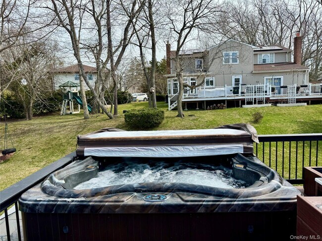 Building Photo - 6 Fairway Dr