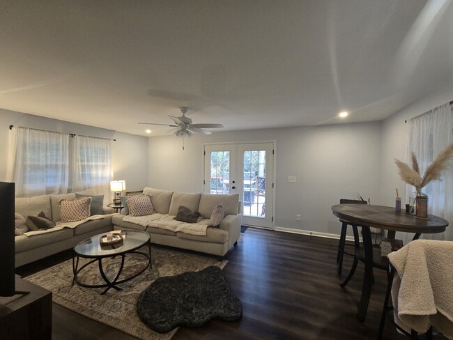 Building Photo - 1055 College Station Rd