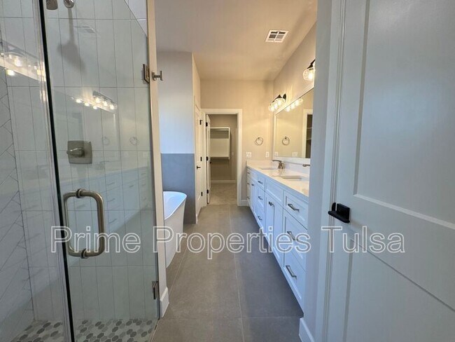 Building Photo - 1022 E Delmar Pl