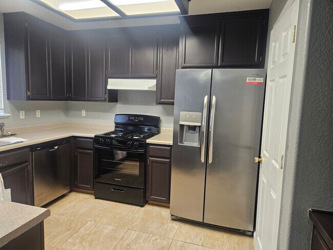 Building Photo - Beautiful Kerman Home!