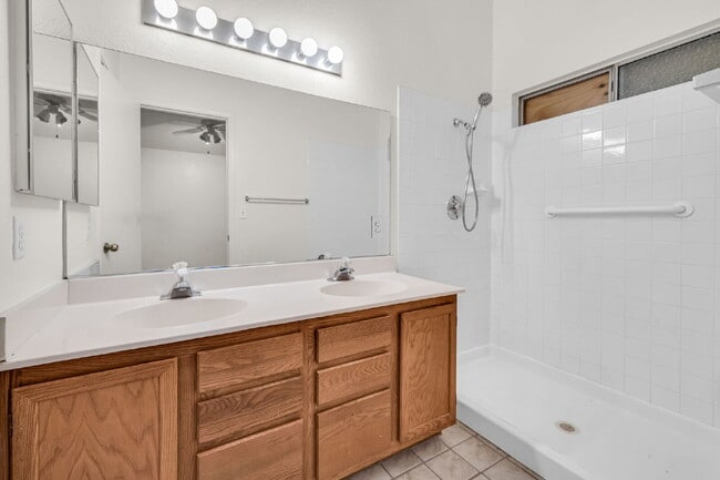 Building Photo - Single Story 3 bedroom 2 bath Near Alta and Durango Close to Summerlin