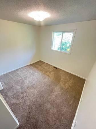 Building Photo - 1395 NW Twins Ln