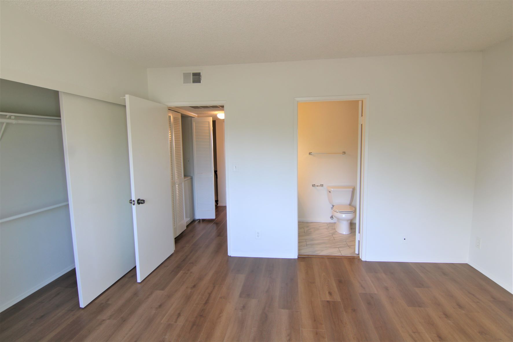 Building Photo - 13552 Burbank Blvd