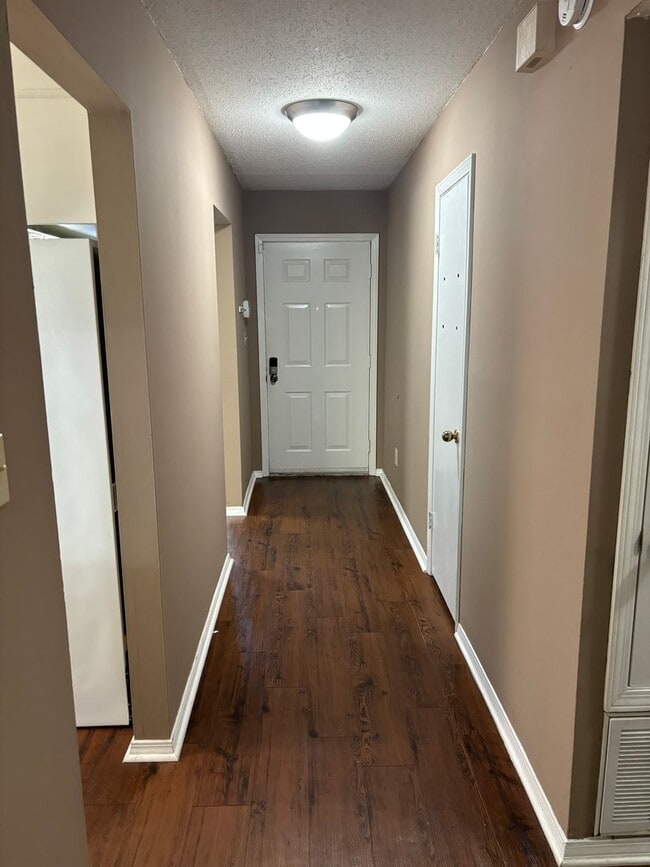Building Photo - Downstairs condo at Lake Chateau!
