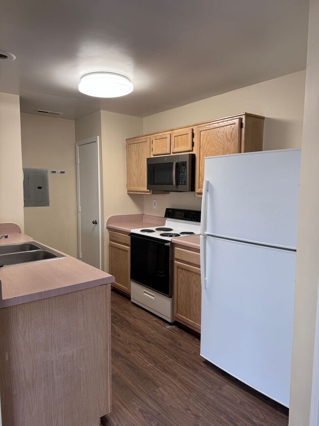 Building Photo - 2 Br 2 Bath