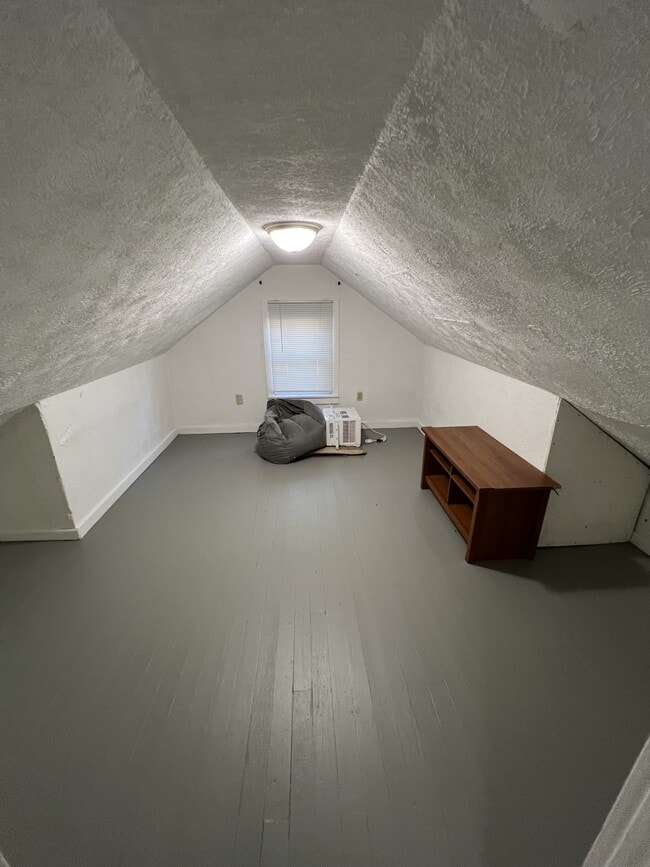 Building Photo - 1223 Bensch St