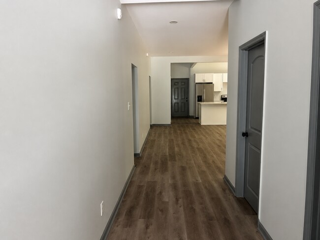 Building Photo - 542 Elm St