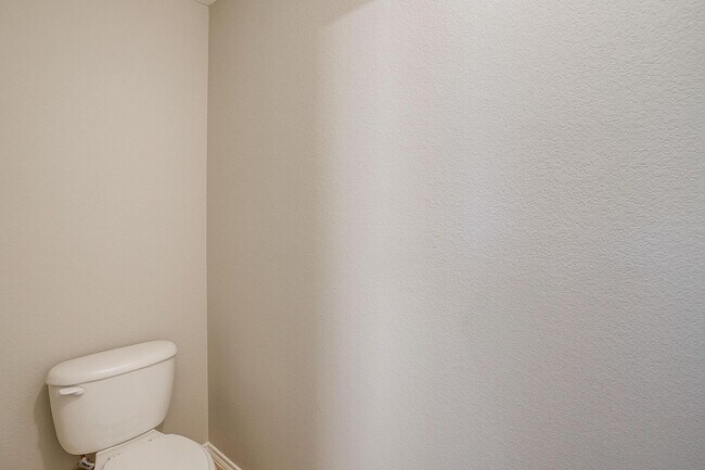 Building Photo - Large 4 Bedroom 3.5 Bathroom- Eagle Mounta...