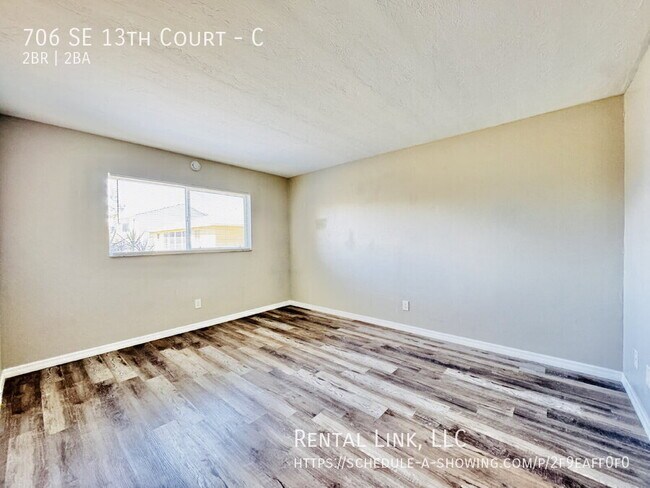 Building Photo - 706 SE 13th Ct