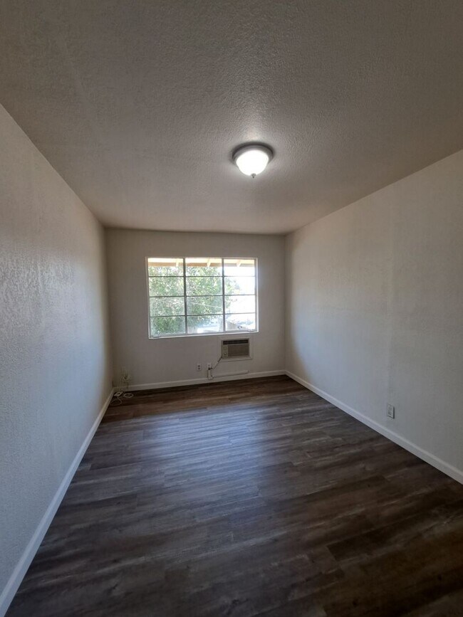 Building Photo - 1291-1295 N. Fruit Ave. (Duplex)